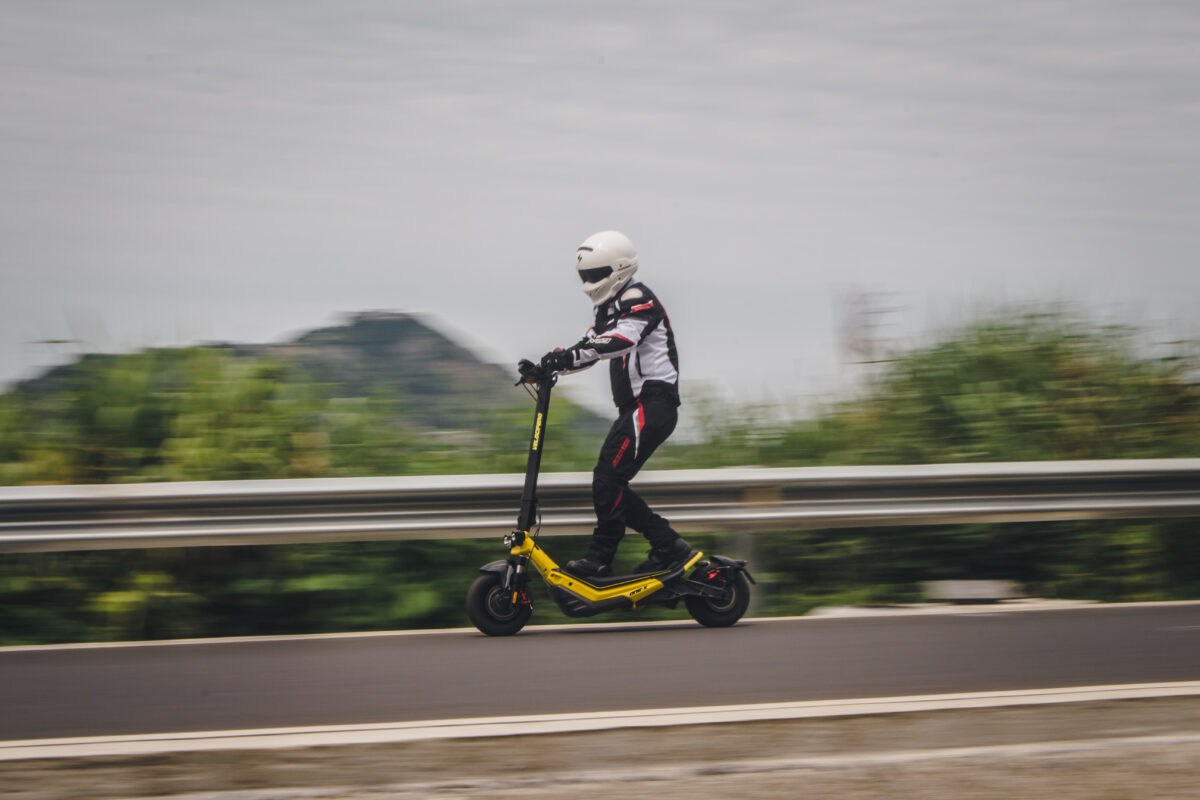 義大利 VELOCIFERO 電動滑板車其中的ONE-X雙驅越野電動滑板車，有著各500W的前後輪雙驅動，及滑板車界法拉利的外型設計